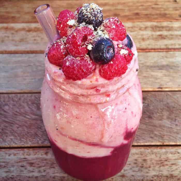 Acai Raspberry Smoothie Recipe #acaismoothie #acairecipes #2layersmoothie #breakfastsmoothie #blenderbabes