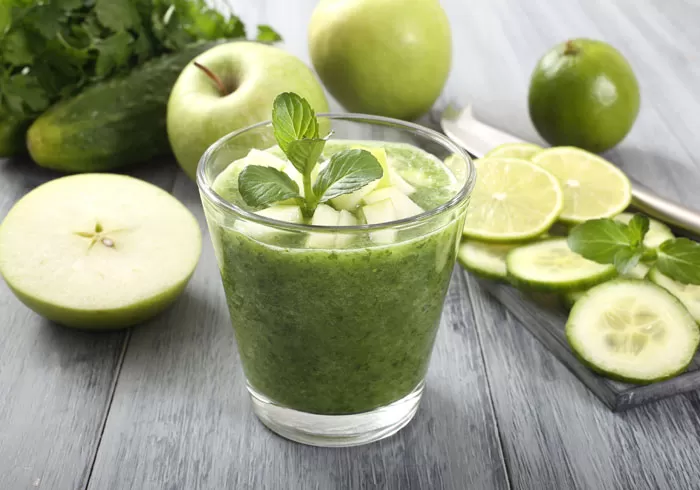 Apple Motini Green Juice Smoothie Recipe in a Blendtec or Vitamix blender by @BlenderBabes