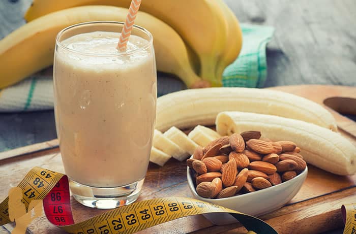 Easy Banana Almond Smoothie Burn Fat Build Muscle via @BlenderBabes