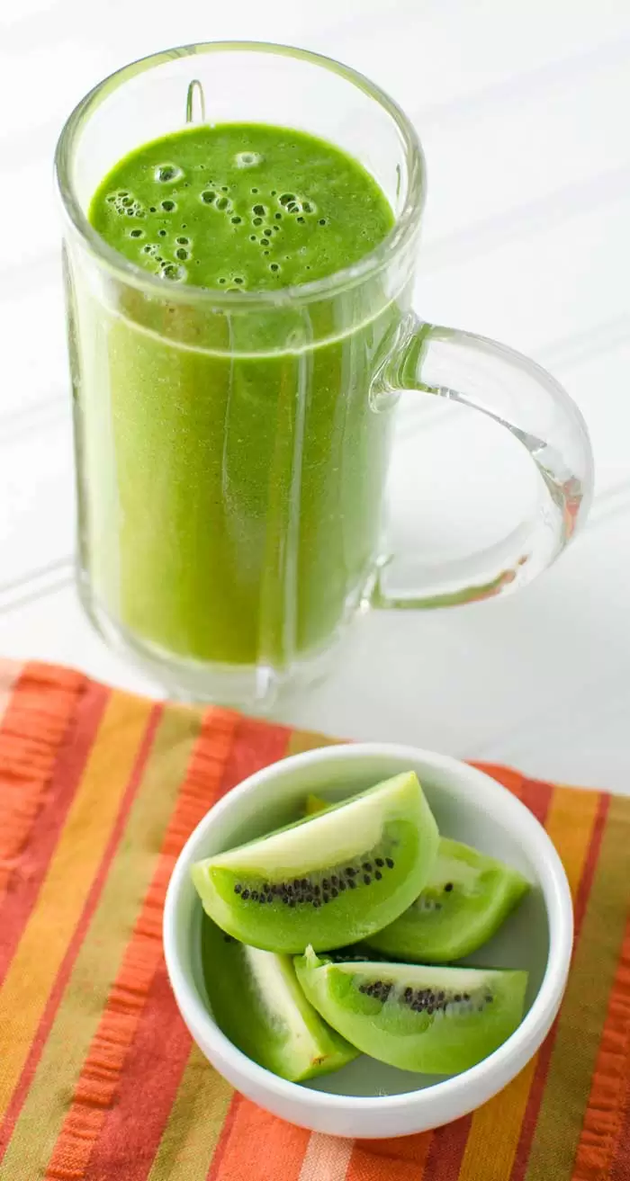 Flat Belly Anti-Bloat Smoothies - Basil-Kiwi-Smoothie