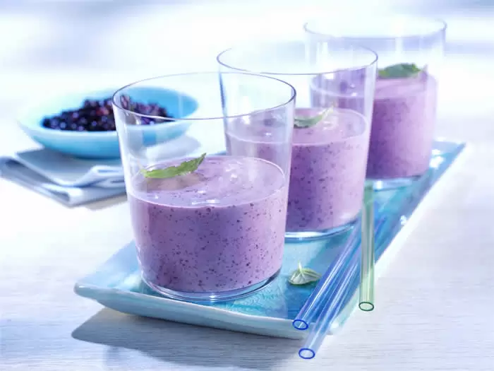 Betty Crocker's Blueberry Smoothie Recipe by @BlenderBabes