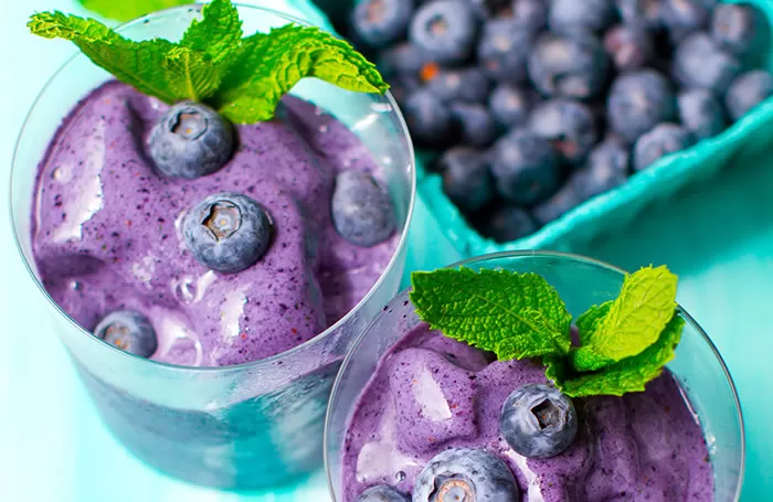 Blueberry Smoothies from 365 Vegan Smoothies via @BlenderBabes #blueberrysmoothie #smoothiesforkids #simplesmoothies #vegansmoothies #blenderbabes