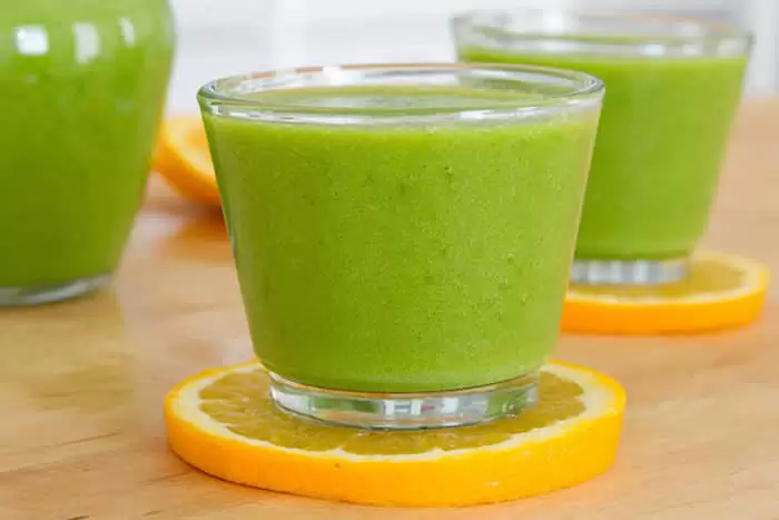 C Punch Green Smoothie| Healthy Smoothie Recipes by @HealthfulPursuit via @BlenderBabes