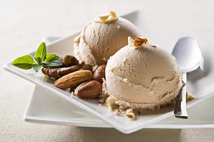 Dairy-Free Hazelnut Ice Cream made in your Blendtec or Vitamix blender by @BlenderBabes #hazelnuticecream #blendtecsmoothie #vitamixsmoothie #blenderbabes