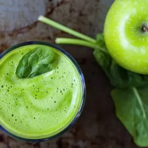 Detox Apple Ginger Green Juice Recipe by @BlenderBabes
