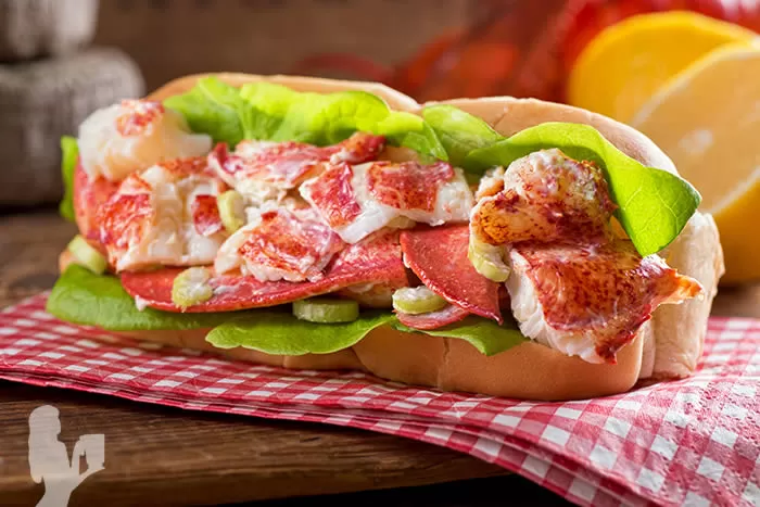 Healthy Lobster Rolls Recipe with Citrus Avocado Aioli via @BlenderBabes #lobsterrolls #sandwich #mayonnaisesubstitute #lowcarb #blenderbabes