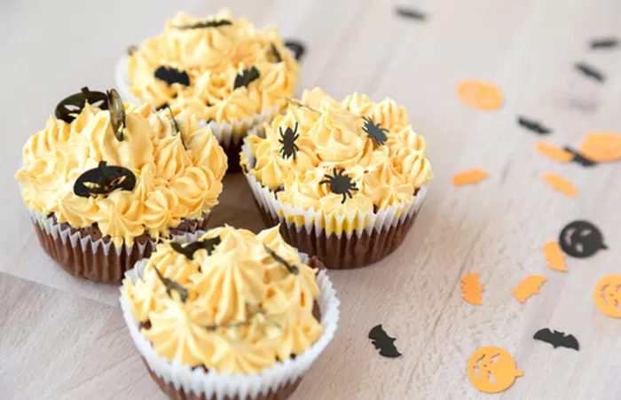 Halloween Gluten-free vegan mini chocoloate cupcakes with pumpkin spice frosting via @BlenderBabes