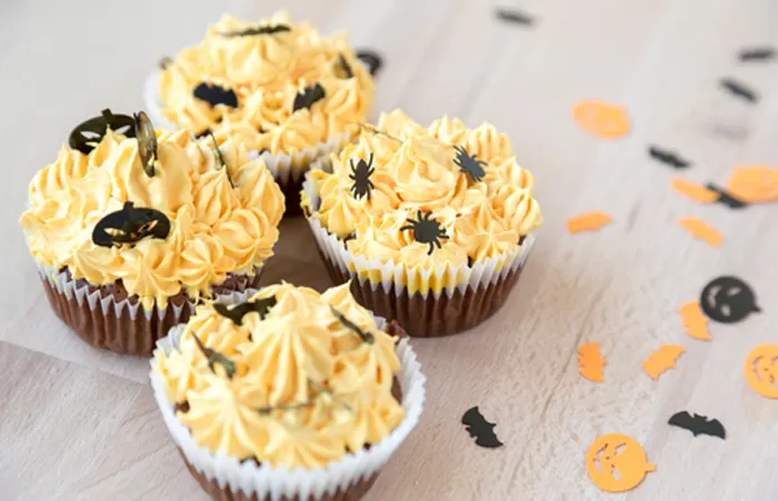 Mini Chocolate Cupcakes with Pumpkin Spice Frosting via Blender Babes