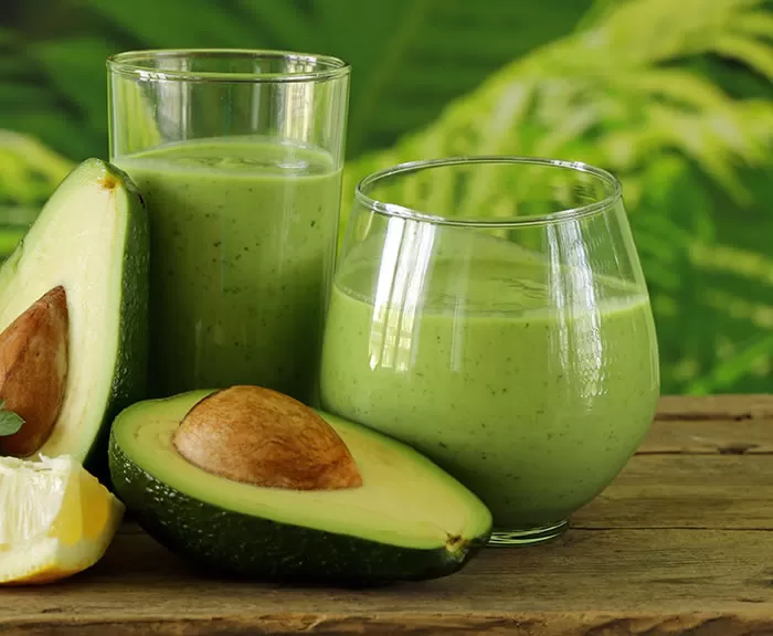 Opposites Attract Spicy Sweet Green Smoothie without Bananas by @BlenderBabes #greensmoothies #kalesmoothies #healthysmoothies #smoothies #blenderbabes