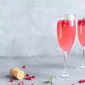 Pomegranate Champagne Cocktail by @BlenderBabes #champagnecocktails #pomegranaterecipes #pomegranate #holidaycocktails #blenderbabes