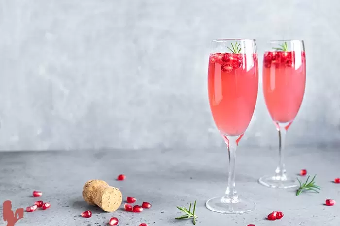 Pomegranate Champagne Cocktail by @BlenderBabes #champagnecocktails #pomegranaterecipes #pomegranate #holidaycocktails #blenderbabes