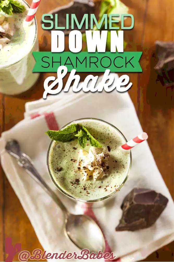 Healthy Vegan Shamrock Shake Smoothie Recipe by @BlenderBabes #vegan #shamrockshake #mintshake #stpatricksrecipes #blenderbabes