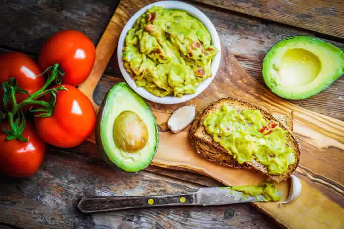 Skinny Guacamole Recipe in your Vitamix by @BlenderBabes #skinnyguacamole #healthyappetizer #lowfat #lowcarbrecipes #blenderbabes