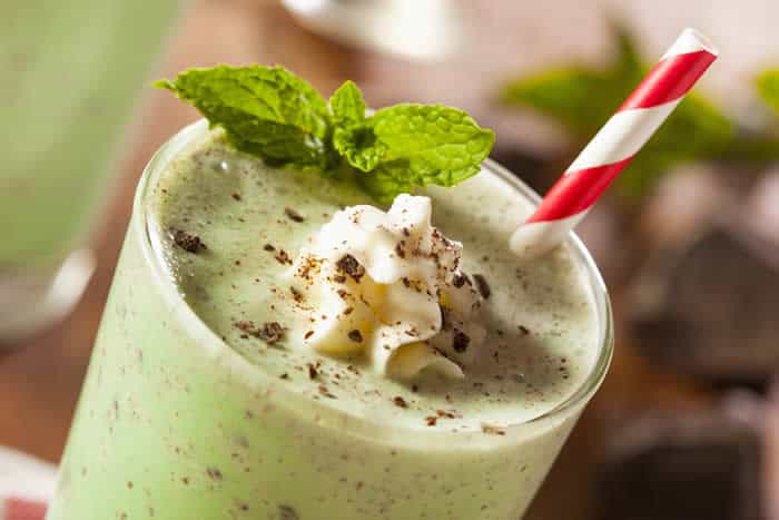 Healthy Vegan Shamrock Shake Smoothie Recipe by @BlenderBabes #vegan #shamrockshake #mintshake #stpatricksrecipes #blenderbabes