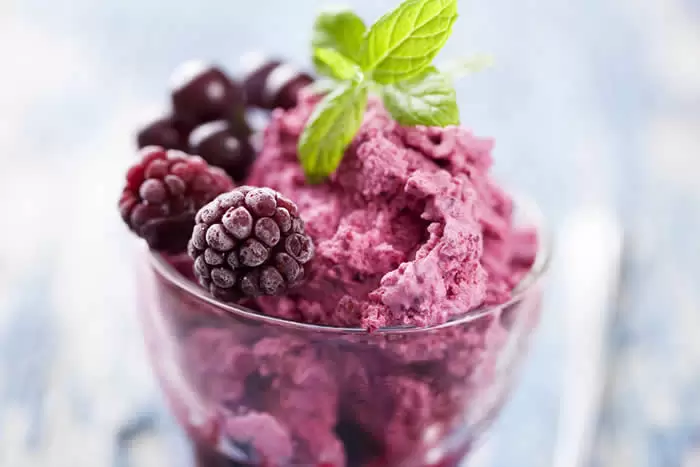 Very Berry Green Frozen Yogurt by @BlenderBabes