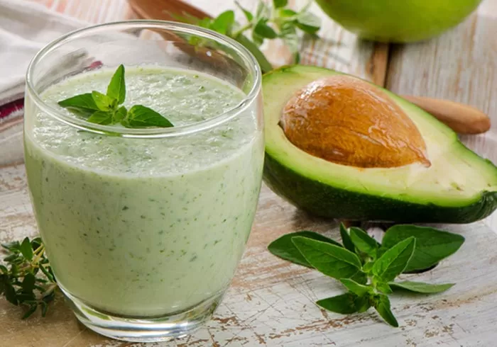 Super green avocado smoothie recipe by @BlenderBabes 