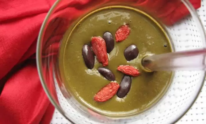 Vegan Chocolate Goji Berry Smoothie Recipe from @BlenderBabes
