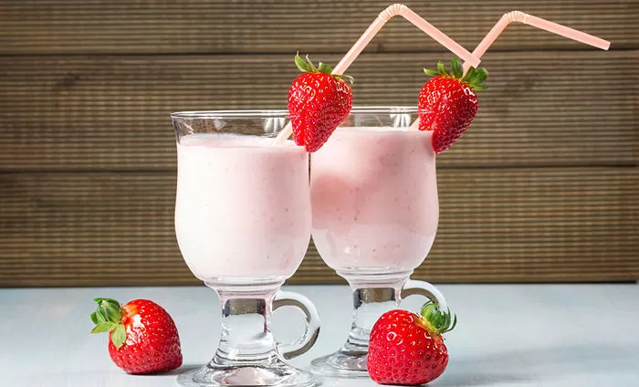 Copycat Jamba Juice Strawberries Wild Smoothie Recipe (Vegan, Dairy-Free) by @BlenderBabes #jambajuice #strawberrysmoothies #strawberrieswild #copycatrecipes #smoothies #blenderbabes
