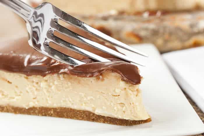 Dairy-Free Peanut Butter Pie by @BlenderBabes #peanutbutterpie #dairyfreepie #dairyfreedesserts #blenderbabes